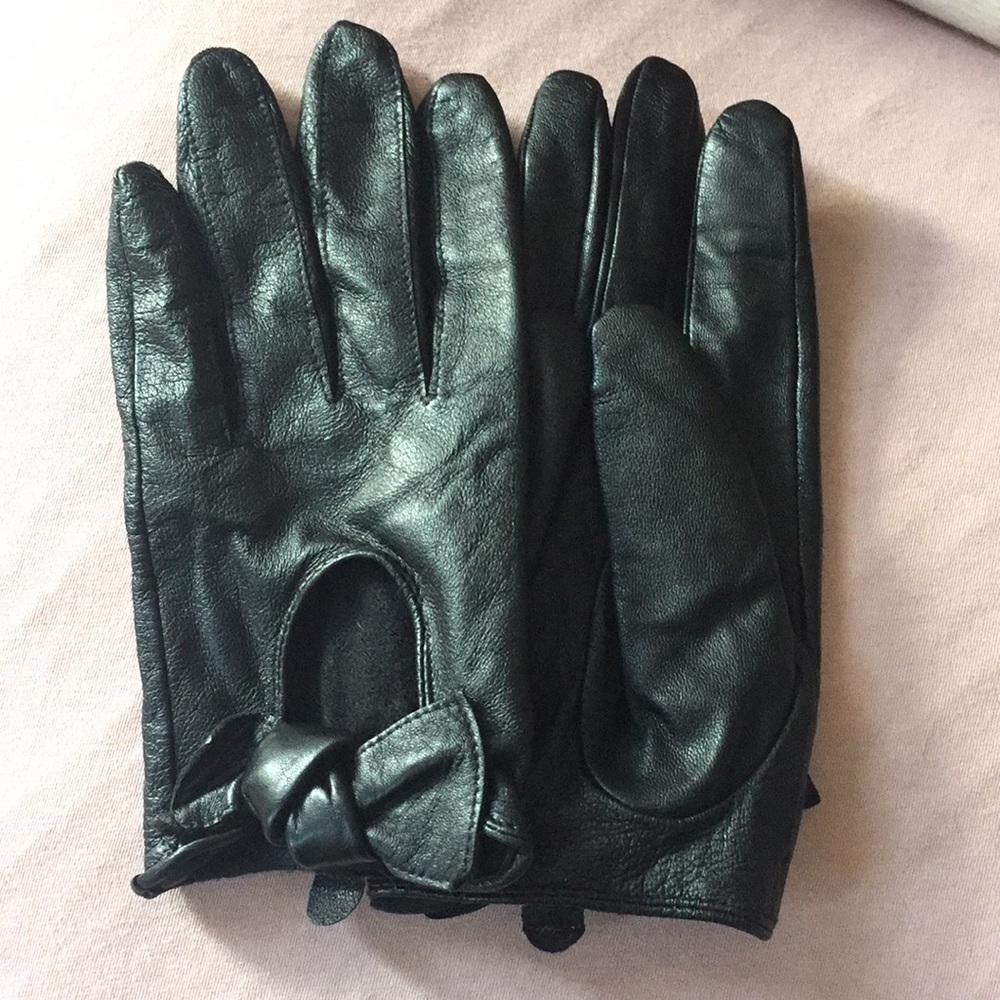 Faux leather bow gloves